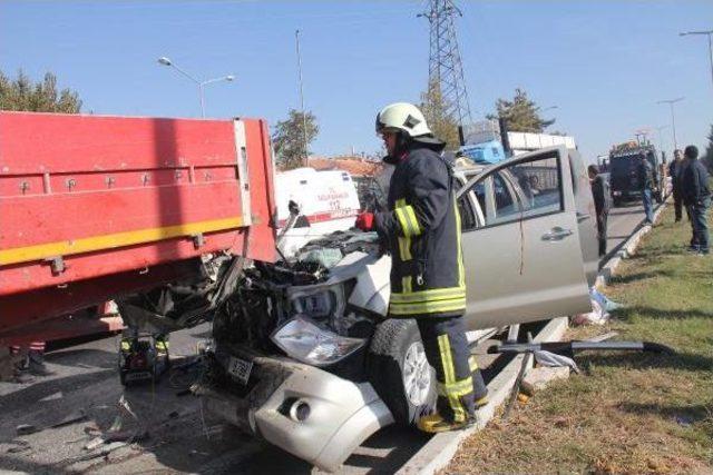 Kamyonet, Tır’A Arkadan Çarptı: 1 Ölü, 4 Yaralı