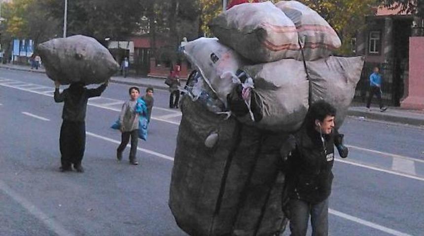 &Ccedil;&ouml;p Torbasının &Uuml;st&uuml;ndeki Minik Kızın Keyifli Yolculuğu