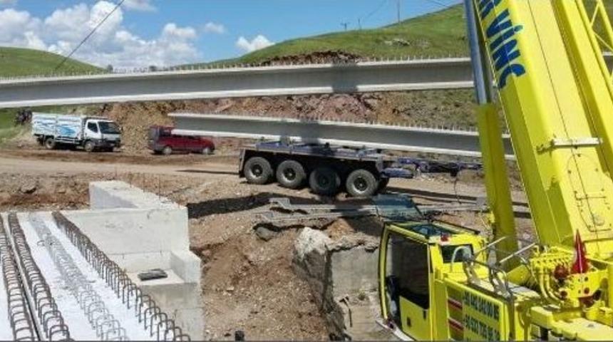 Büyükşehir Kırsala Köprü, Menfez, İstinat Duvarı Ve Yol Yapıyor