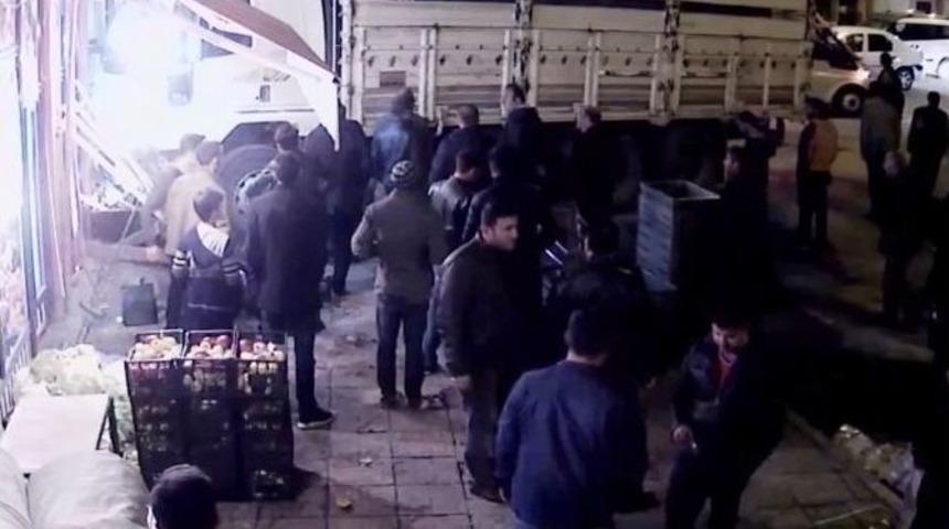 El Freni &Ccedil;ekilmeden Park Edilen Kamyon İş Yerine Girdi