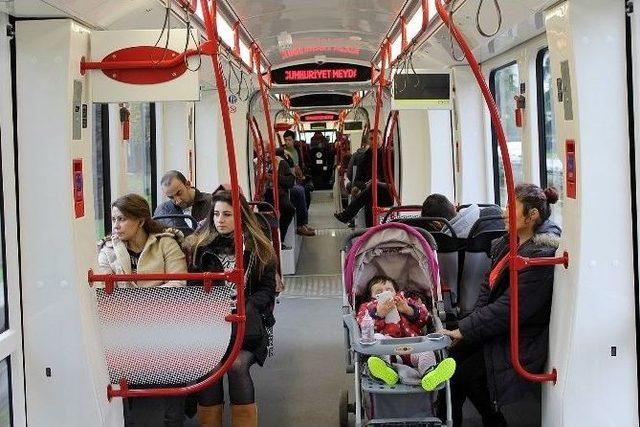 Yerli Tramvay Hizmet Vermeye Başladı