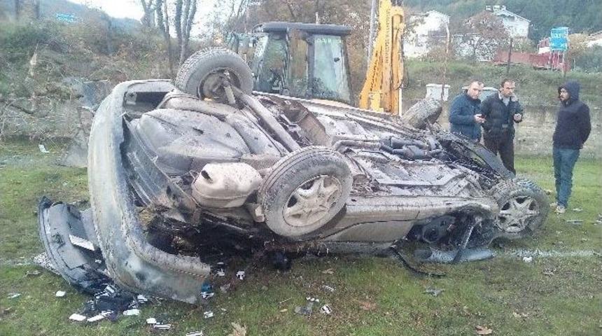 Otomobil Futbol Sahasına U&ccedil;tu: 1 Yaralı