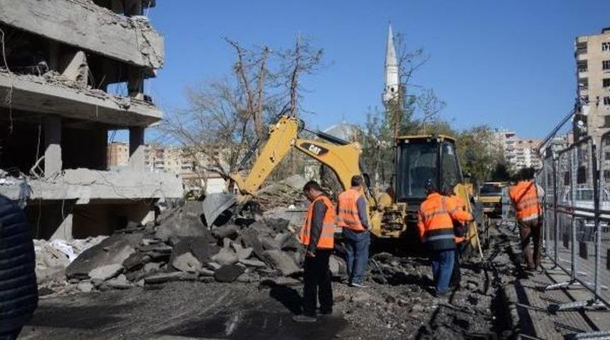 Saldırı Sırasından Y&uuml;ksekdağ Ve &Ouml;nder, &Ccedil;evik Kuvvet Binasındaydı