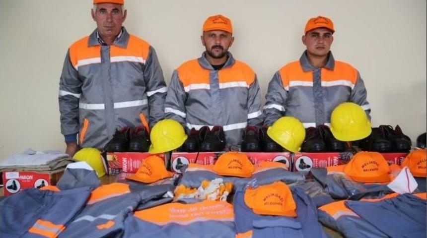 Melikgazi Belediyesi &Ccedil;alışanlarına İş Kıyafetleri Dağıtımı Yaptı