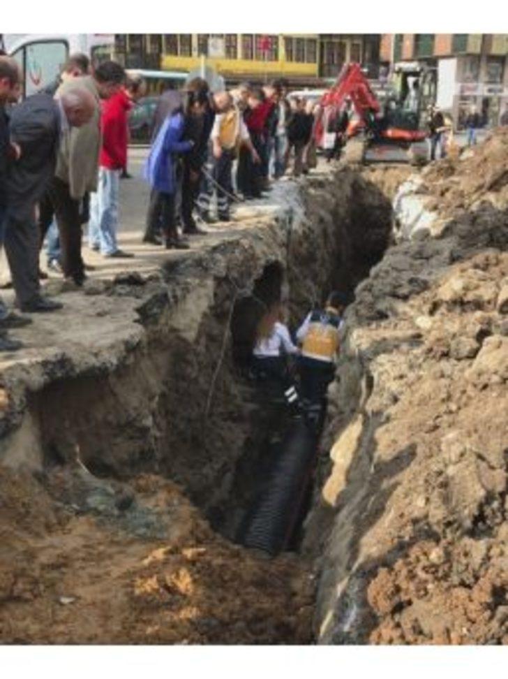 Kanalda Çalışırken Yol Üzerine Çöken İşçi Yaralandı