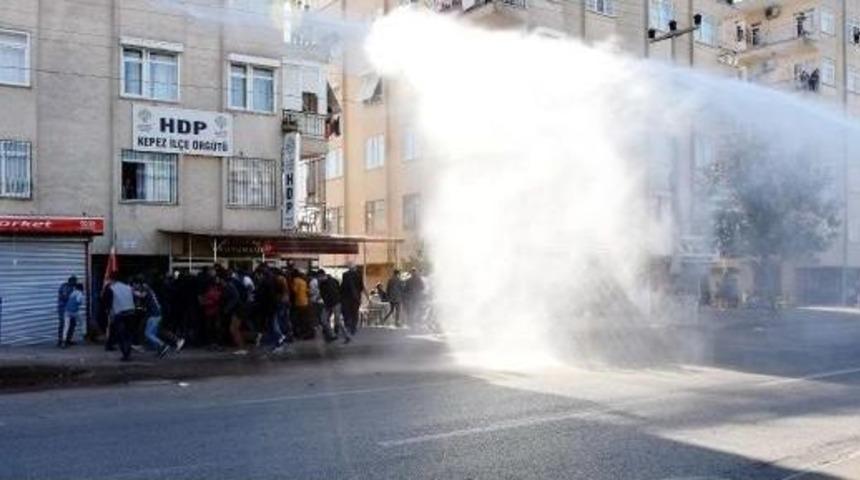 Antalya'da Izinsiz G&ouml;steriye Polis M&uuml;dahalesi