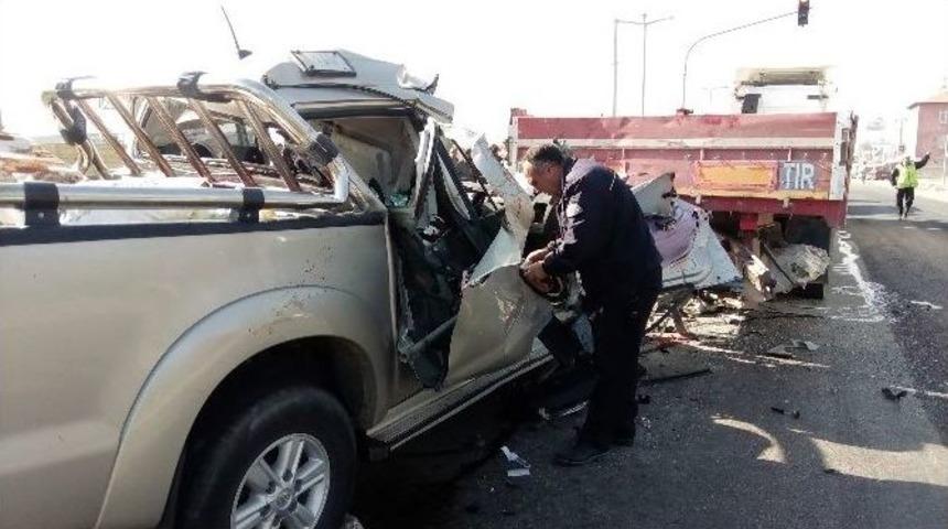 Kamyonet Tır&rsquo;a &Ccedil;arptı: 1 &Ouml;l&uuml;, 4 Yaralı