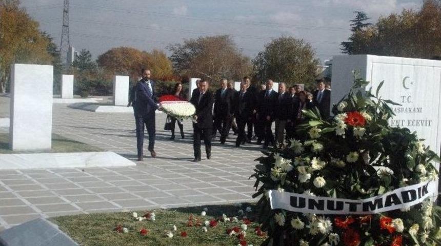 B&uuml;lent Ecevit, &Ouml;l&uuml;m&uuml;n&uuml;n 10. Yılında Mezarı Başında Anıldı