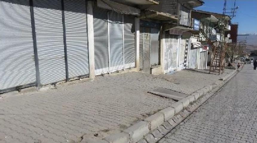 Zabıta Esnafla G&ouml;r&uuml;şt&uuml;, Hakkari'deki Kepenkler A&ccedil;ıldı (2)