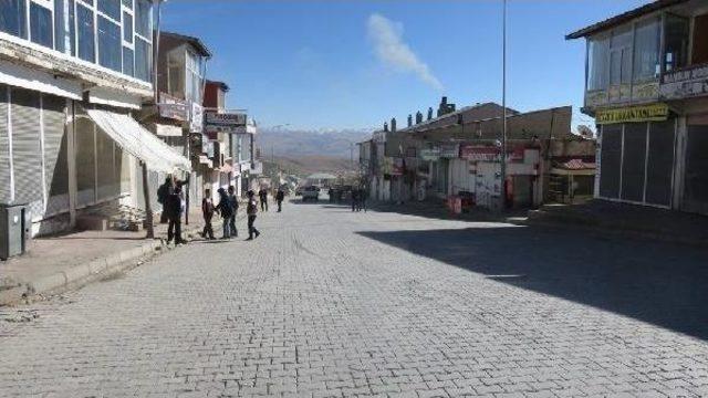 Zabıta Esnafla Görüştü, Hakkari'deki Kepenkler Açıldı (2)