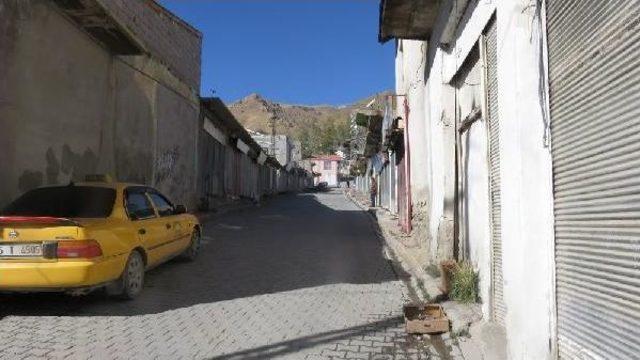 Zabıta Esnafla Görüştü, Hakkari'deki Kepenkler Açıldı (2)