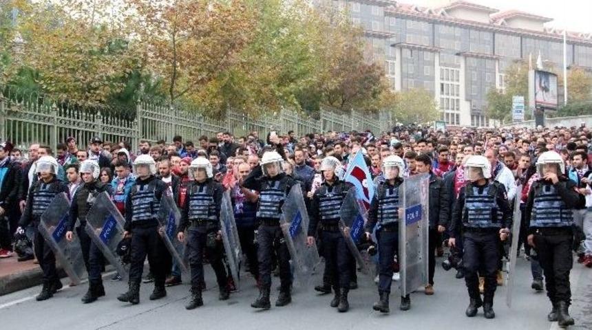 Trabzonsporlu Taraftarlar Vodafone Arena&rsquo;ya Gelmeye Başladı