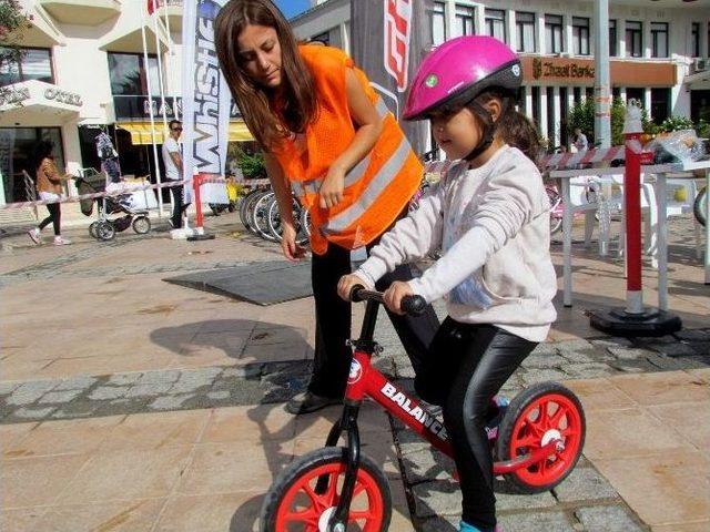 Çeşme’de Bisiklet Şöleni Renkli Başladı