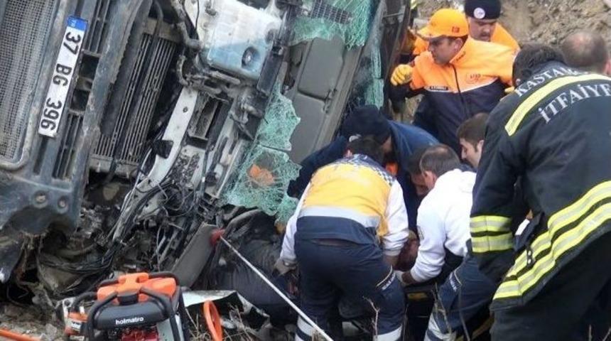 Kamyonda Sıkışan S&uuml;r&uuml;c&uuml;ye, 3 Saatlik Kurtarma Operasyonu