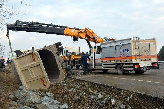 Kamyonda Sıkışan S&uuml;r&uuml;c&uuml;ye, 3 Saatlik Kurtarma Operasyonu 1