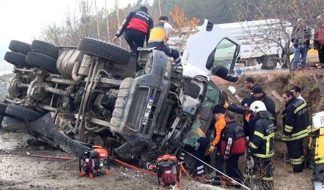 Kamyonda Sıkışan S&uuml;r&uuml;c&uuml;ye, 3 Saatlik Kurtarma Operasyonu 2