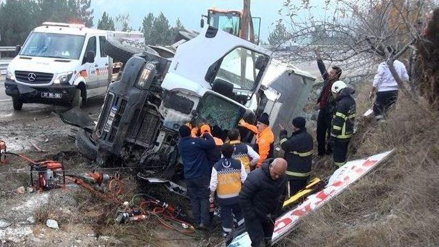 Kamyonda Sıkışan S&uuml;r&uuml;c&uuml;ye, 3 Saatlik Kurtarma Operasyonu 3