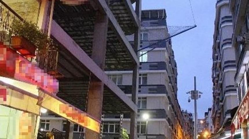 İnşaattan D&uuml;şen Kalas, 2 &Ouml;ğrenciyi Yaraladı