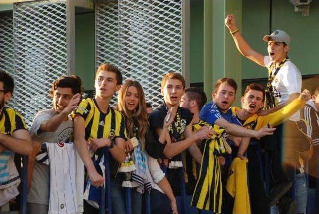 Fenerbahçe’Ye İzmir’De Coşkulu Karşılama