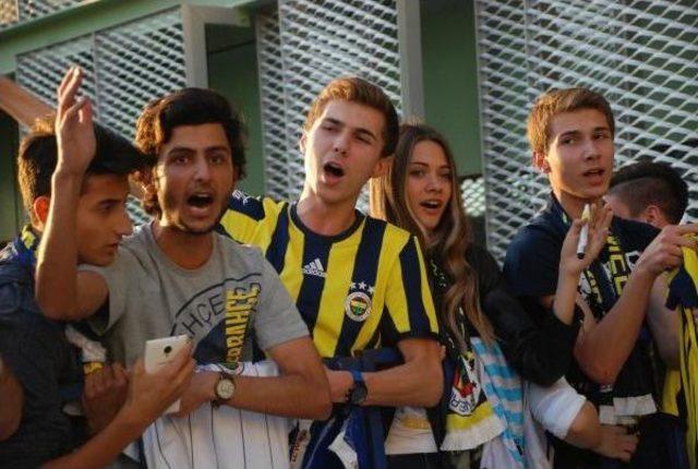 Fenerbahçe’Ye İzmir’De Coşkulu Karşılama