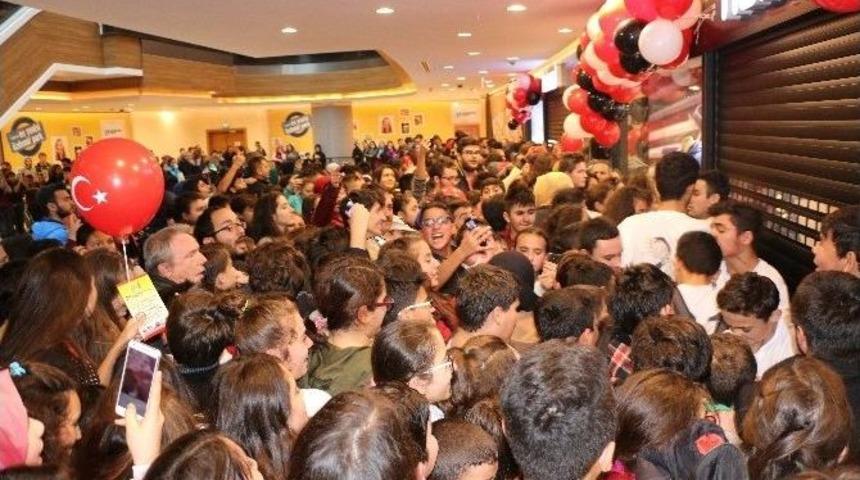 Mağaza A&ccedil;ılışında Pascal Nouma İzdihamı