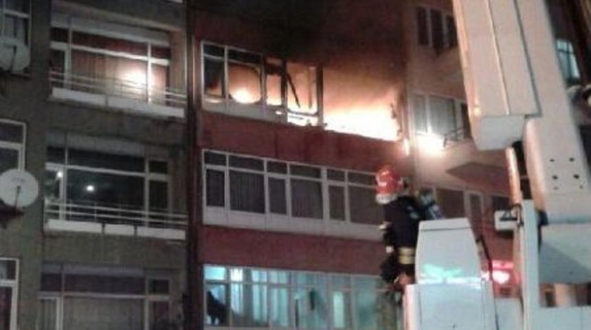 Apartmanın Son Katındaki Yangın Korkuttu