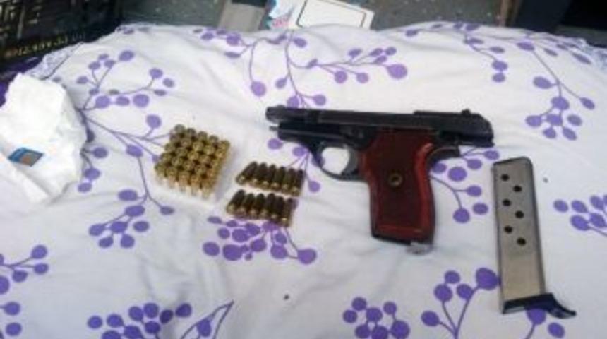 Hdp Protestosuna Giden Minib&uuml;ste Ruhsatsız Silah Ele Ge&ccedil;irildi