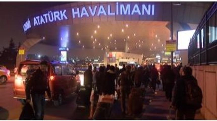 Atat&uuml;rk Havalimanı Trafiğe Kapanınca Vatandaşlar Bavullarıyla Y&uuml;r&uuml;d&uuml;