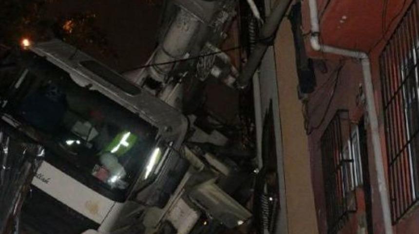 Beton Pompası Kamyonu Kayarak Iki Binaya &Ccedil;arptı