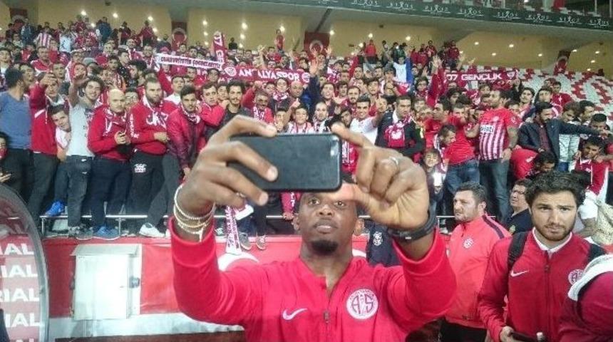 Antalyaspor Taraftarının G&ouml;nl&uuml;n&uuml; Eto&rsquo;o Aldı