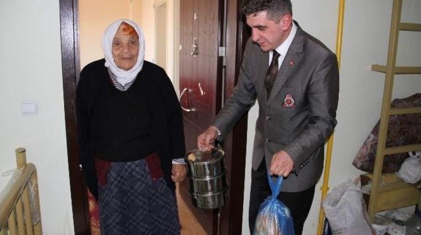 Yozgat Belediyesi Soğuk Havalarda Sıcak Yemekleriyle Yaşlı Ve Kimsesizlerin Yardımına Koşuyor