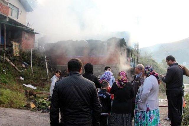 3 Yılda 2'nci Kez Evleri Yandı