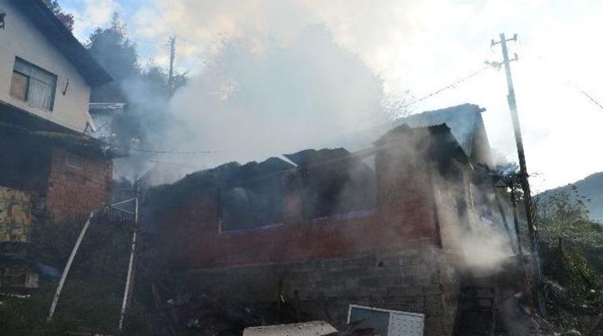 Zonguldak&rsquo;ta &Ccedil;ıkan Yangında Bir Ev Tamamen Yandı