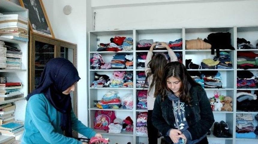 Bu K&uuml;t&uuml;phane Giydiriyor