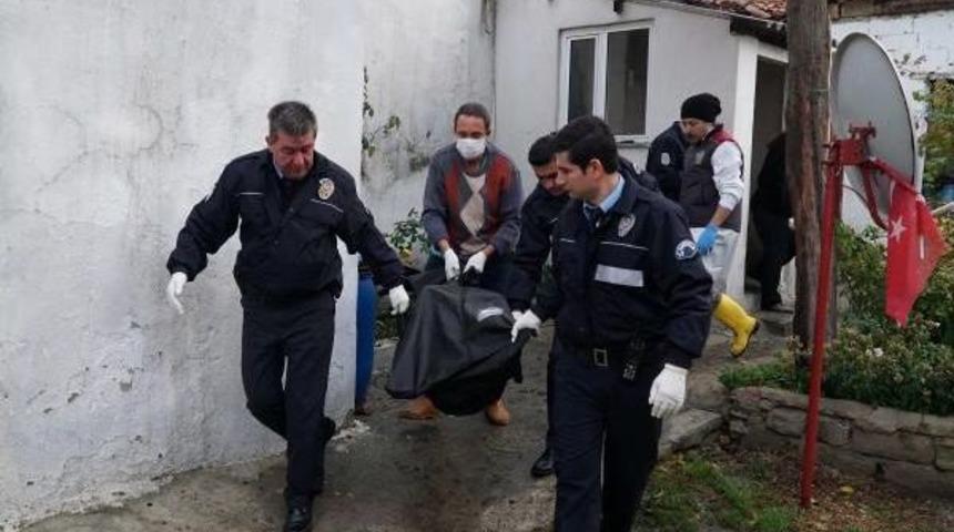 Elektriği Kesik Evinde Mumdan &Ccedil;ıkan Yangında &Ouml;ld&uuml;