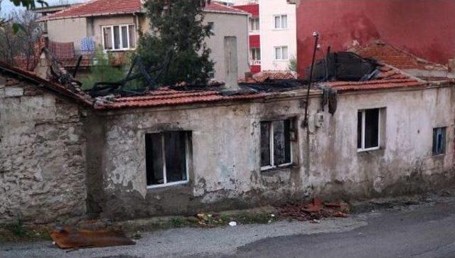 Elektriği Kesik Evinde Mumdan &Ccedil;ıkan Yangında &Ouml;ld&uuml; 1