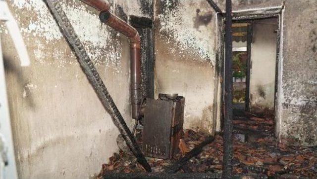 Elektriği Kesik Evinde Mumdan &Ccedil;ıkan Yangında &Ouml;ld&uuml; 2