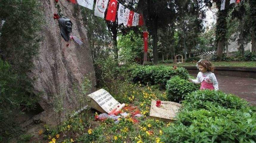 Anne Toprağından Ata&rsquo;ya &Ccedil;i&ccedil;ek G&ouml;t&uuml;recekler