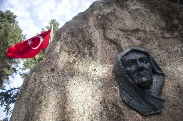 Anne Toprağından Ata&rsquo;ya &Ccedil;i&ccedil;ek G&ouml;t&uuml;recekler 1