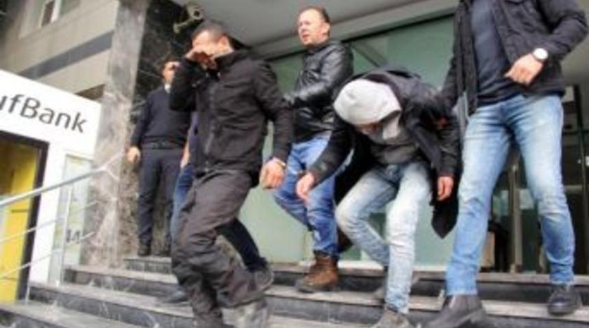 - Havalimanında G&ouml;zaltına Alınan 2 Ş&uuml;pheli Adliyeye Sevk Edildi