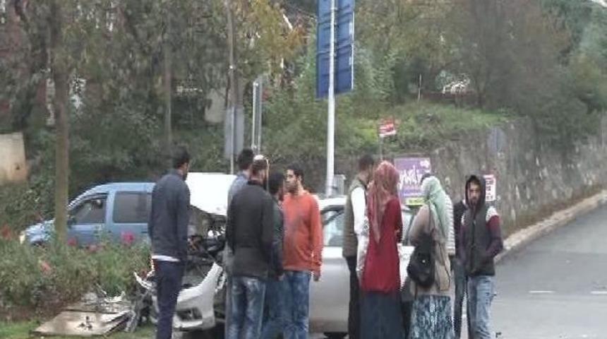 Beykoz'da Otomobil Minib&uuml;se &Ccedil;arptı: 3 Yaralı