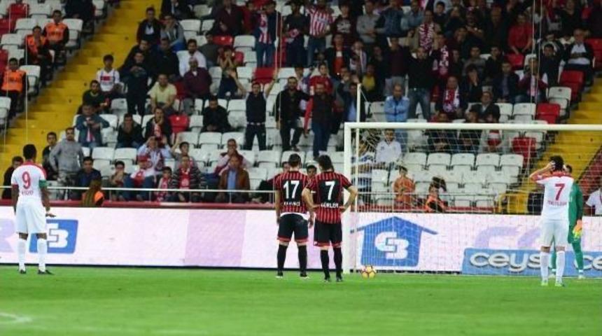 Antalyasporlu Eto'o Penaltıda Kalecisini Y&ouml;nlendirdi