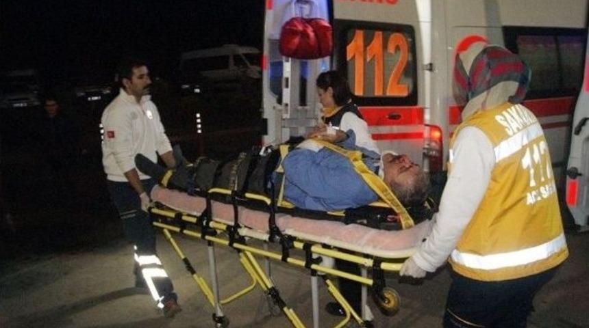 Sakarya&rsquo;da Kamyonetle Yolcu Otob&uuml;s&uuml; &Ccedil;arpıştı: 4 Yaralı