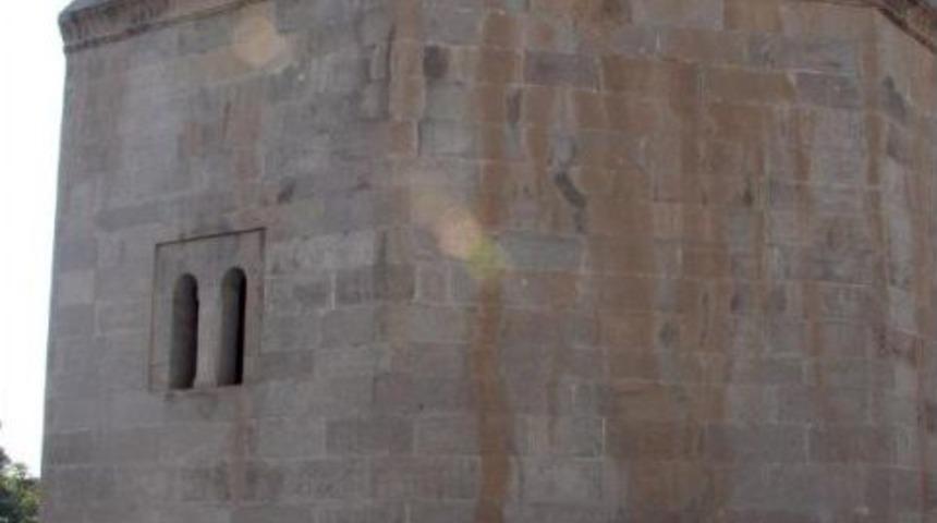 Tarihi Yapılara Saygısızlık