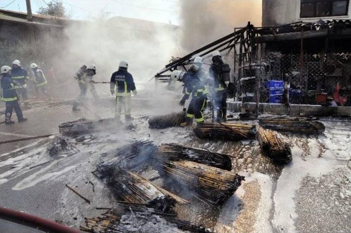 Antalya&rsquo;da Yangın, Hasır Deposunu K&uuml;l Etti