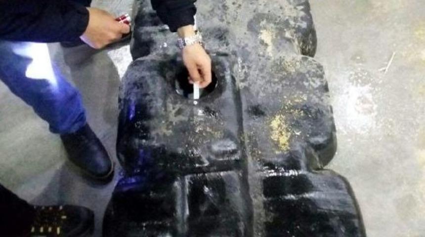 Minib&uuml;s&uuml;n Yakıt Deposunda 15 Kilo Esrar Bulundu