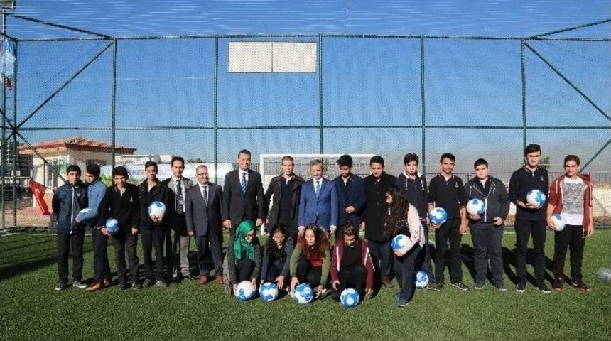 Tahmazoğlu, &Ouml;ğrenciler İ&ccedil;in 2 Halı Saha Daha Yaptırdı