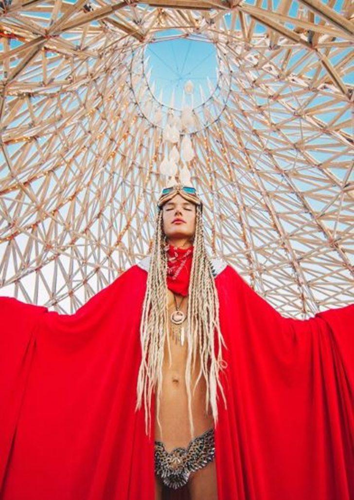 Alessandra Ambrosio Burning Man'e damga vurdu G1