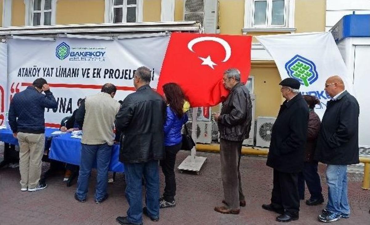 Atak&ouml;y Yat Limanı İ&ccedil;in D&uuml;zenlenen Halk Oylamasında Uzun Kuyruklar Oluştu