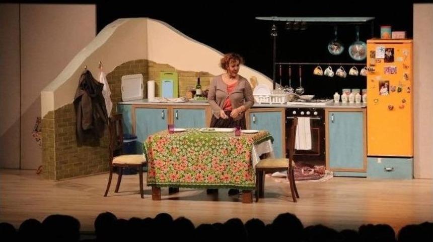 Sumru Yavrucuk, Tek Kişilik Oyunuyla Biga&rsquo;da Sahne Aldı